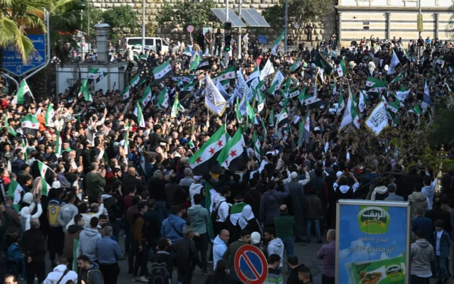 Los sirios celebran manifestaciones en el primer aniversario de la ofensiva que derrocó a Assad