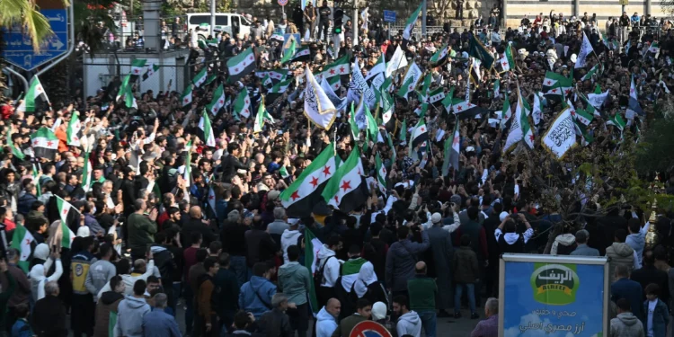 Los sirios celebran manifestaciones en el primer aniversario de la ofensiva que derrocó a Assad