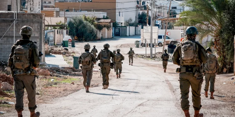 Fuerzas israelíes arrestan a 60 palestinos en redada en Tubas