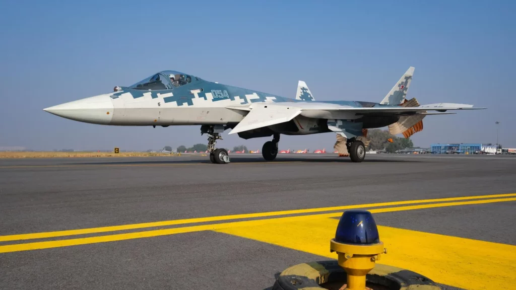 Primer aterrizaje del Su-57 en Dubái abre una prueba decisiva para Moscú