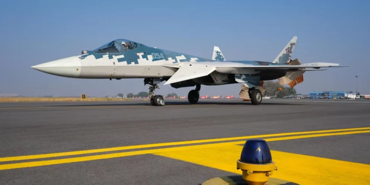 Primer aterrizaje del Su-57 en Dubái abre una prueba decisiva para Moscú