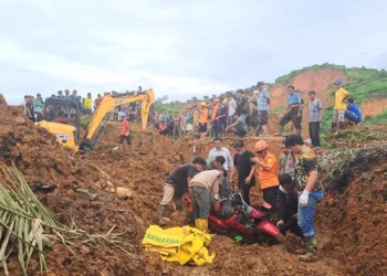 Rescatistas luchan por llegar hasta las víctimas de las inundaciones y los deslizamientos de tierra en Sumatra