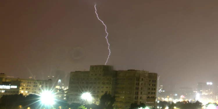 Ciudades costeras de Israel se preparan ante inundaciones por tormenta