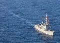 El destructor de misiles guiados de la clase Arleigh Burke USS Stockdale (DDG-106) y la corbeta de la clase El Suez de la Armada egipcia ENS Abu Qir (F941) realizan un ejercicio de navegación bilateral en el área de responsabilidad del Comando Central de los EE. UU. el 19 de octubre de 2024. Foto de la Marina de los EE. UU.