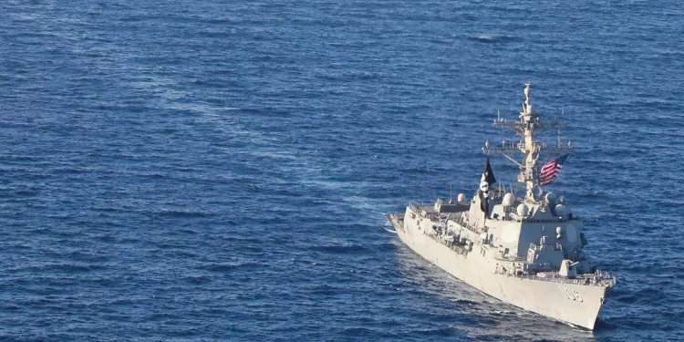 El destructor de misiles guiados de la clase Arleigh Burke USS Stockdale (DDG-106) y la corbeta de la clase El Suez de la Armada egipcia ENS Abu Qir (F941) realizan un ejercicio de navegación bilateral en el área de responsabilidad del Comando Central de los EE. UU. el 19 de octubre de 2024. Foto de la Marina de los EE. UU.