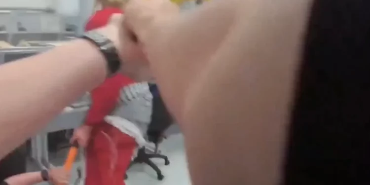 Un miembro de Palestine Action fracturó la columna vertebral de un policía británico con un mazo