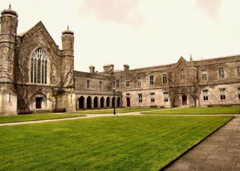 Actriz rechaza distinción de universidad irlandesa en protesta por acuerdo de investigación con Israel