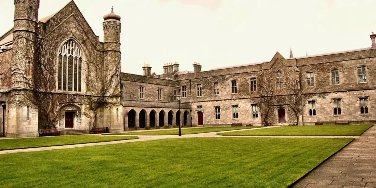 Actriz rechaza distinción de universidad irlandesa en protesta por acuerdo de investigación con Israel