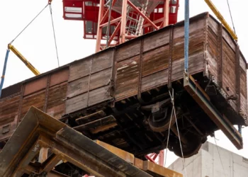 Vagón del Holocausto se eleva en Boston como símbolo contra el olvido