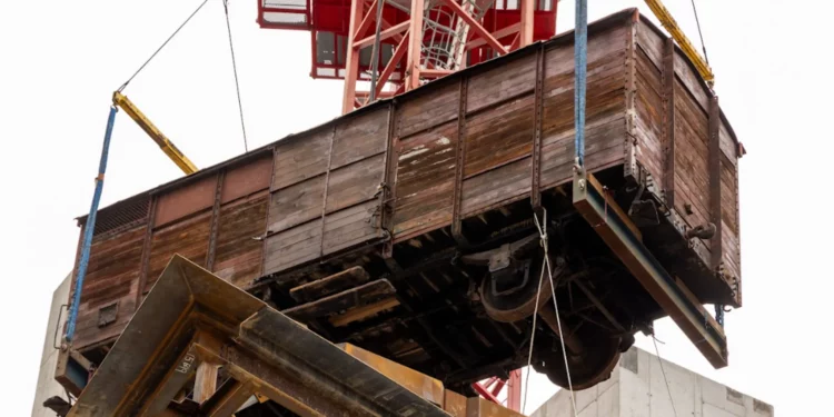 Vagón del Holocausto se eleva en Boston como símbolo contra el olvido