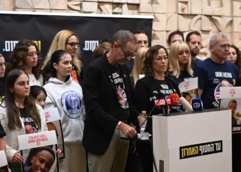 Ronen y Orna Neutra hablan con los medios sobre su hijo, Omer Neutra, el 3 de noviembre de 2025, un día después de que su cuerpo fuera repatriado a Israel desde Gaza. (Lior Rotstein/Hostages Forum)