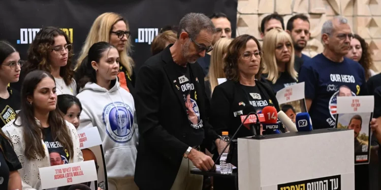 Ronen y Orna Neutra hablan con los medios sobre su hijo, Omer Neutra, el 3 de noviembre de 2025, un día después de que su cuerpo fuera repatriado a Israel desde Gaza. (Lior Rotstein/Hostages Forum)