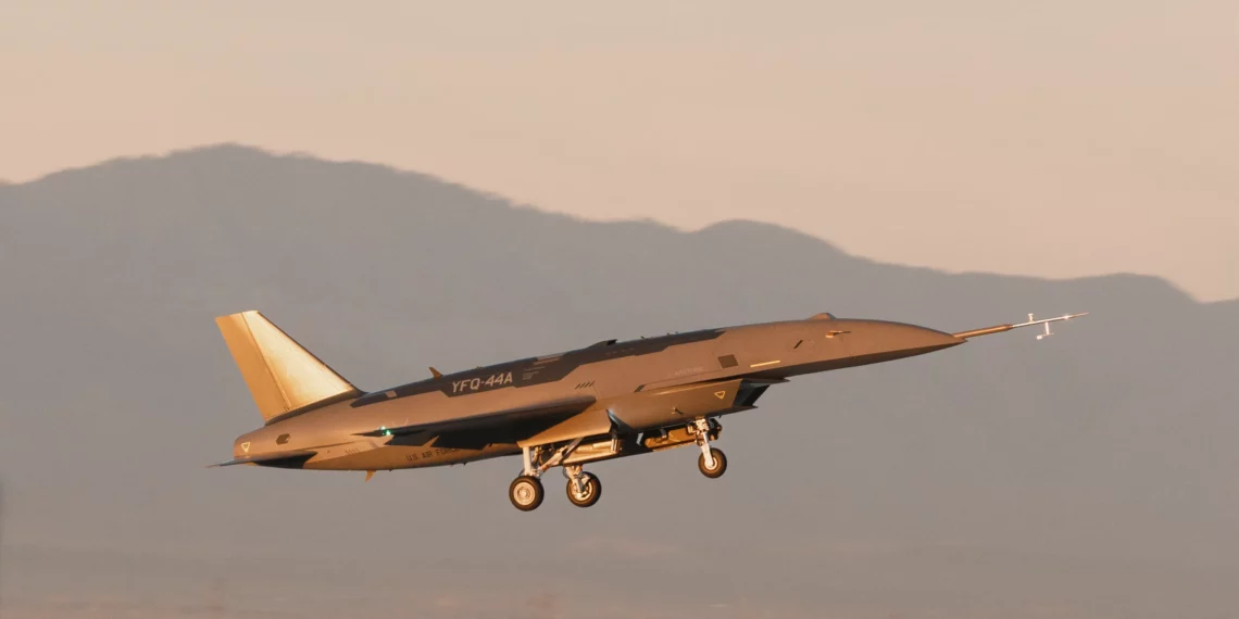 EE. UU. prueba su nuevo caza robot: el YFQ-44A despega sin piloto
