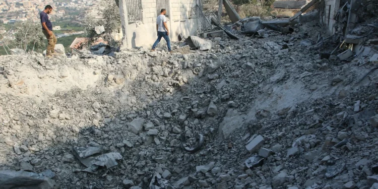 Israel advierte a Hezbolá: ataques de hoy fueron un anticipo si no desarman Israel elevó sus amenazas contra Hezbolá y el Estado libanés, y un alto mando informó a Channel 12 News que los ataques realizados hoy en territorio libanés son “solo un anticipo” de una ofensiva mayor, condicionada al desarme del grupo terrorista, que las autoridades israelíes exigen de forma inmediata. “Si el ejército libanés no desarma a Hezbolá y no cumple con las demandas del alto el fuego”, dice el oficial de las FDI, “Israel, con el respaldo de Estados Unidos, atacará objetivos de Hezbolá en todo el Líbano, incluso en Beirut”. Con esa advertencia, Jerusalén endureció su mensaje. Según el medio, Israel entregó a Beirut un ultimátum que prevé una operación a gran escala si las Fuerzas Armadas libanesas no refuerzan sus acciones. La exigencia apunta a medidas concretas de control y a pasos verificables, y sitúa la responsabilidad en el mando militar del país. El primer ministro Benjamin Netanyahu convocó esta noche a su gabinete de seguridad para revisar los esfuerzos de Hezbolá por recomponer sus capacidades militares en los últimos meses. La sesión evaluó opciones y alineó posturas internas ante los desarrollos regionales y la presión acumulada en la frontera norte de Israel. De acuerdo con el Canal 12, Israel presentó a Estados Unidos y Francia pruebas del rearme de Hezbolá y del fracaso de las LAF para desarmar al grupo terrorista chiíta. Ambos países integran el mecanismo que supervisa el alto el fuego de noviembre de 2024 entre Israel y Líbano.