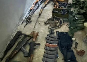 Armas incautadas por las tropas de las FDI durante operaciones en el sur de Siria, en una fotografía distribuida por el ejército el 21 de noviembre de 2025. (Fuerzas de Defensa de Israel)