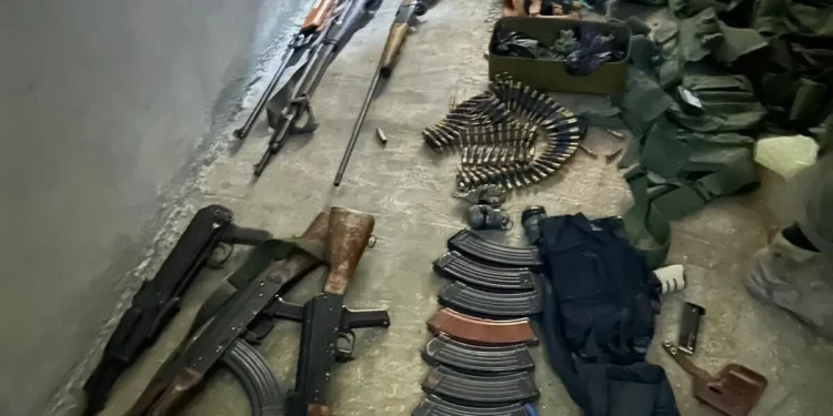 Armas incautadas por las tropas de las FDI durante operaciones en el sur de Siria, en una fotografía distribuida por el ejército el 21 de noviembre de 2025. (Fuerzas de Defensa de Israel)