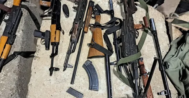 Armas encontradas por las fuerzas israelíes tras un intento de contrabando desde Siria a Israel, en una fotografía distribuida el 19 de noviembre de 2025. (Shin Bet)
