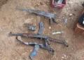 Armas de Hamas encontradas en el Kibbutz Be'eri en una imagen difundida el 12 de noviembre de 2025 (Policía de Israel)