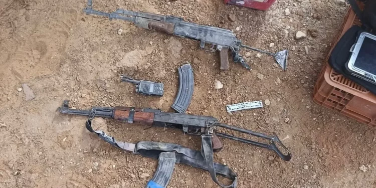 Armas de Hamas encontradas en el Kibbutz Be'eri en una imagen difundida el 12 de noviembre de 2025 (Policía de Israel)