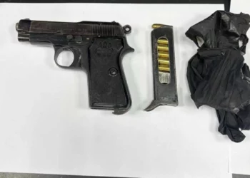 Pistola incautada por la policía en un operativo en Jaffa el 27 de noviembre de 2025. (Policía de Israel)