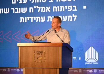 El director general del Ministerio de Defensa, Amir Baram, interviene en una conferencia del Ministerio de Finanzas, el 15 de septiembre de 2025. (Ministerio de Defensa)