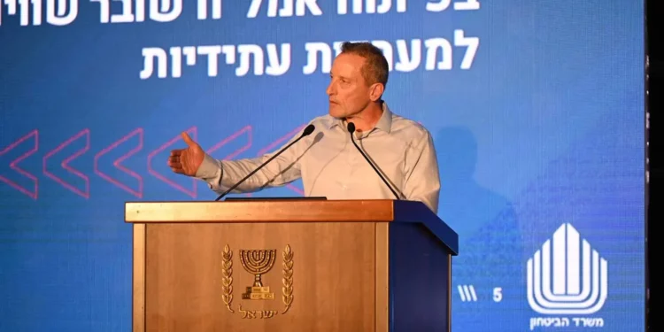 El director general del Ministerio de Defensa, Amir Baram, interviene en una conferencia del Ministerio de Finanzas, el 15 de septiembre de 2025. (Ministerio de Defensa)