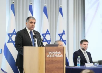 El ministro de Inmigración y Absorción, Ofir Sofer, habla mientras el ministro de Finanzas, Bezalel Smotrich, escucha en una ceremonia en la oficina de Nefesh B'Nefesh en Jerusalén el 6 de noviembre de 2025 (GPO/Sivan Shahor)