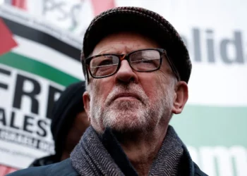 El miembro del Parlamento (MP) Jeremy Corbyn participa en una marcha pro-palestina en el centro de Londres, el 15 de febrero de 2025 (BENJAMIN CREMEL / AFP)