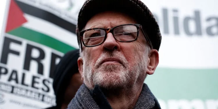 El miembro del Parlamento (MP) Jeremy Corbyn participa en una marcha pro-palestina en el centro de Londres, el 15 de febrero de 2025 (BENJAMIN CREMEL / AFP)