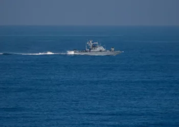 Un barco de la armada israelí patrulla la costa, visto desde Nuseirat, en el centro de la Franja de Gaza, el 10 de octubre de 2025. (Eyad BABA / AFP)