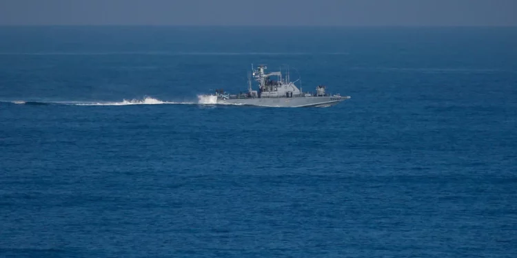 Un barco de la armada israelí patrulla la costa, visto desde Nuseirat, en el centro de la Franja de Gaza, el 10 de octubre de 2025. (Eyad BABA / AFP)