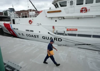 El guardacostas estadounidense Warren Deyampert está atracado mientras un miembro de la Guardia Costera pasa frente a él, el 20 de junio de 2023, en la Base de la Guardia Costera de Boston, en Boston, Massachusetts. (Foto AP/Steven Senne)