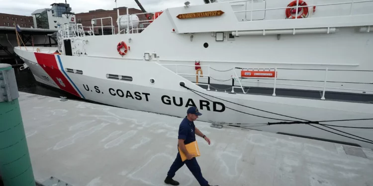 El guardacostas estadounidense Warren Deyampert está atracado mientras un miembro de la Guardia Costera pasa frente a él, el 20 de junio de 2023, en la Base de la Guardia Costera de Boston, en Boston, Massachusetts. (Foto AP/Steven Senne)