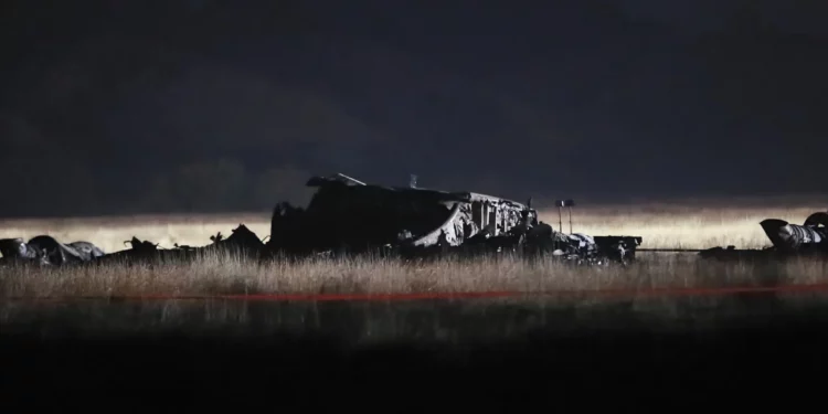 Se observan restos en el lugar del accidente de un avión de carga militar turco en el municipio de Sighnaghi, Georgia, cerca de la frontera con Azerbaiyán, el 12 de noviembre de 2025. (Foto AP/Zurab Tsertsvadze)