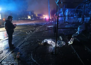 Un cadáver yace en un mercado destruido por un ataque aéreo ruso en Zaporizhzhia, Ucrania, el 21 de noviembre de 2025. (Foto AP/Kateryna Klochko)
