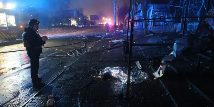 Un cadáver yace en un mercado destruido por un ataque aéreo ruso en Zaporizhzhia, Ucrania, el 21 de noviembre de 2025. (Foto AP/Kateryna Klochko)