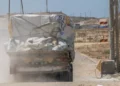 Soldado de las FDI asegura un camión de ayuda humanitaria en Gaza (ilustración)