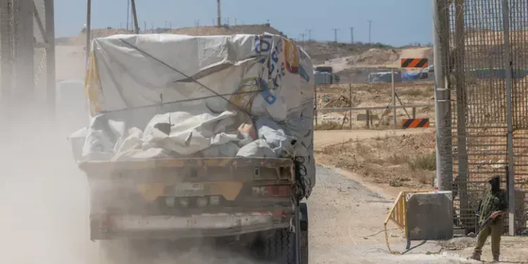 Soldado de las FDI asegura un camión de ayuda humanitaria en Gaza (ilustración)
