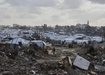 Un campamento de tiendas de campaña para palestinos desplazados en medio de la destrucción causada por la guerra entre Israel y Hamás, al norte de la ciudad de Gaza, el 25 de noviembre de 2025. (Foto AP/Jehad Alshrafi)