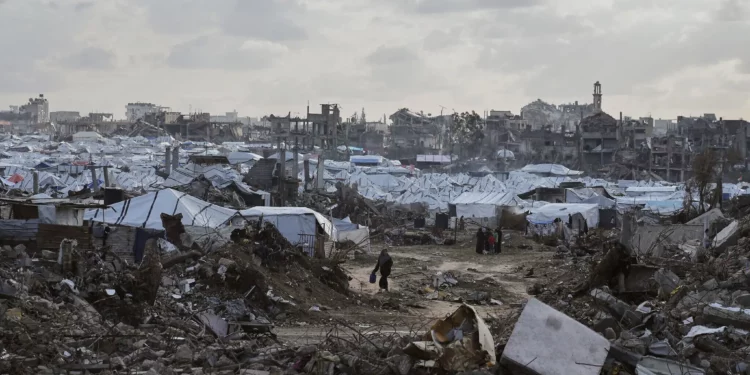 Un campamento de tiendas de campaña para palestinos desplazados en medio de la destrucción causada por la guerra entre Israel y Hamás, al norte de la ciudad de Gaza, el 25 de noviembre de 2025. (Foto AP/Jehad Alshrafi)