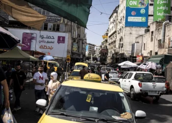 Vehículos circulan entre el tráfico congestionado de una calle principal de Ramala, en Cisjordania, el 22 de septiembre de 2025. (John Wessels/AFP)