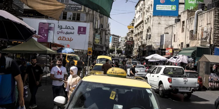 Vehículos circulan entre el tráfico congestionado de una calle principal de Ramala, en Cisjordania, el 22 de septiembre de 2025. (John Wessels/AFP)