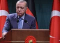 El presidente de Turquía, Recep Tayyip Erdogan (der.), asiste a una conferencia de prensa conjunta con la canciller alemana en el Complejo Presidencial de Ankara, el 30 de octubre de 2025. (Adem ALTAN / AFP)