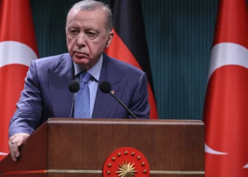 El presidente de Turquía, Recep Tayyip Erdogan (der.), asiste a una conferencia de prensa conjunta con la canciller alemana en el Complejo Presidencial de Ankara, el 30 de octubre de 2025. (Adem ALTAN / AFP)