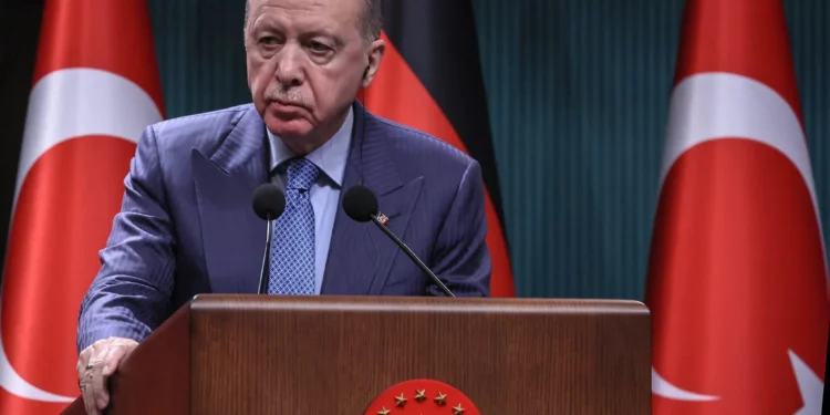 El presidente de Turquía, Recep Tayyip Erdogan (der.), asiste a una conferencia de prensa conjunta con la canciller alemana en el Complejo Presidencial de Ankara, el 30 de octubre de 2025. (Adem ALTAN / AFP)