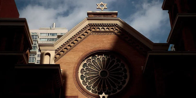 La Estrella de David corona la sinagoga Park East, el 3 de marzo de 2017 en la ciudad de Nueva York. (Drew Angerer/Getty Images/AFP)
