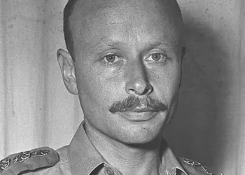 Dan Tolkowsky, excomandante de la Fuerza Aérea Israelí y pionero israelí de la alta tecnología, 1953. (Eldan David/GPO)