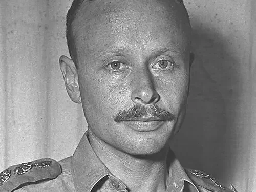 Dan Tolkowsky, excomandante de la Fuerza Aérea Israelí y pionero israelí de la alta tecnología, 1953. (Eldan David/GPO)