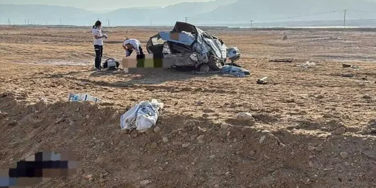 Los paramédicos llegan al lugar de un accidente automovilístico fatal que cobró la vida de un adolescente e hirió a otras tres personas en la Ruta 90, cerca de Masada, en el sur de Israel, el 5 de agosto de 2025. (Magen David Adom)