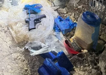 Armas incautadas por las fuerzas de seguridad israelíes en una obra en construcción en Arraba, el 28 de noviembre de 2025. (Portavoz de la policía)